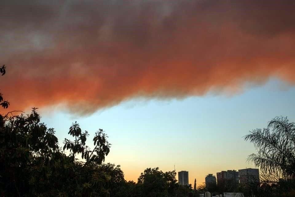 Humo desde Enrique Díaz de León hacia edificios de Chapultepec, provocado por el incendio en el Bosque La Primavera.