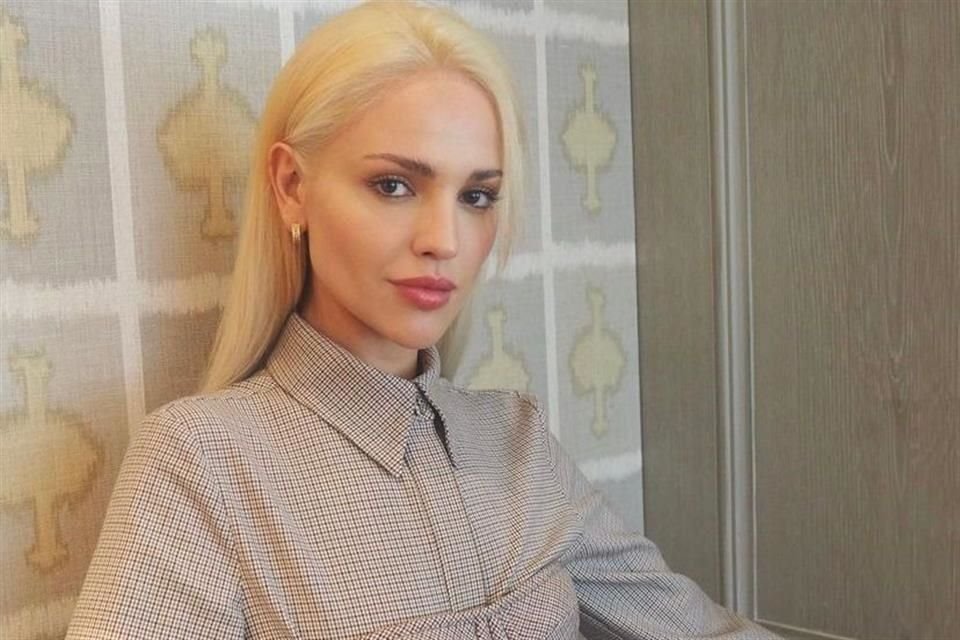 Durante el estreno de su nueva película 'Ambulancia' en Londres, Eiza González presumió su nuevo cambio de look: una melena rubia.