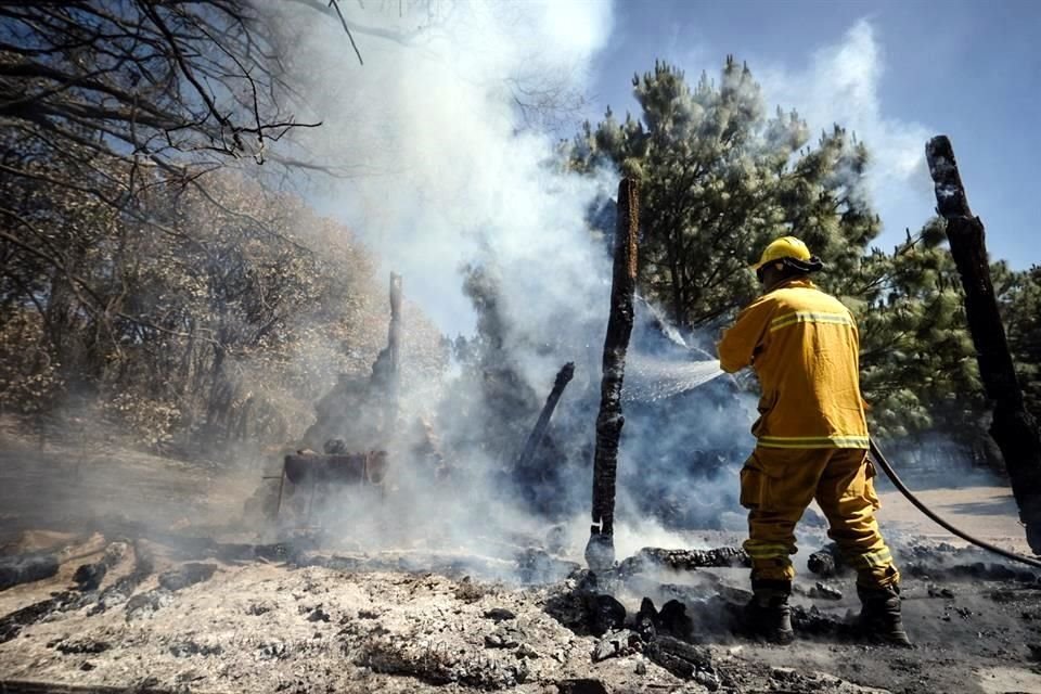 Bombero combatiendo incendio en La Primavera.
