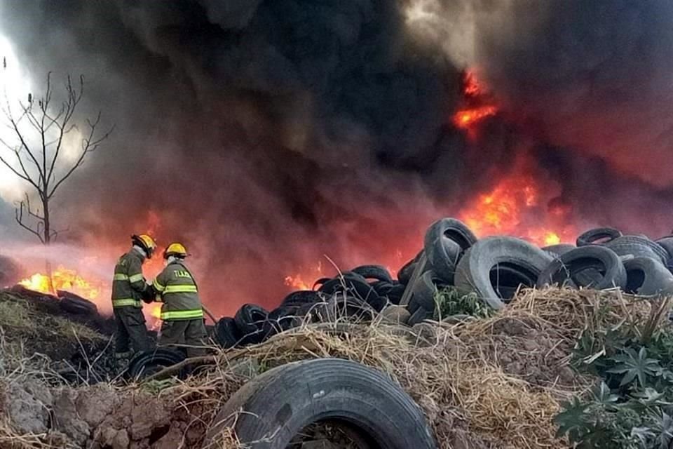 Incendio en depósito clandestino de llantas en Tlajomulco, el 19 de marzo de 2022.