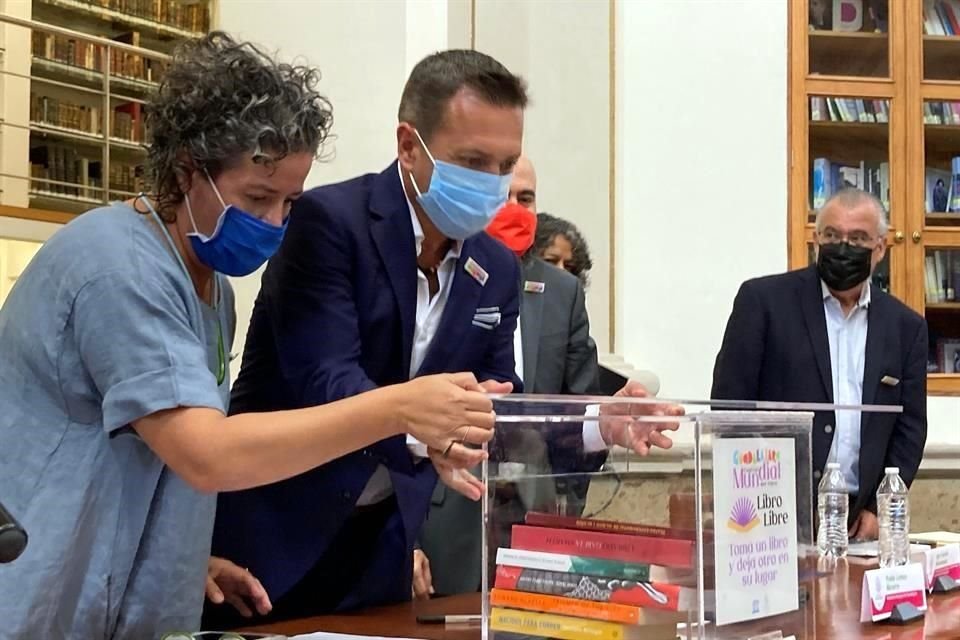 Lourdes González, Secretaria de Cultura de Jalisco, y Pablo Lemus, Alcalde de Guadalajara durante la presentación del programa de Capital Mundial del Libro.