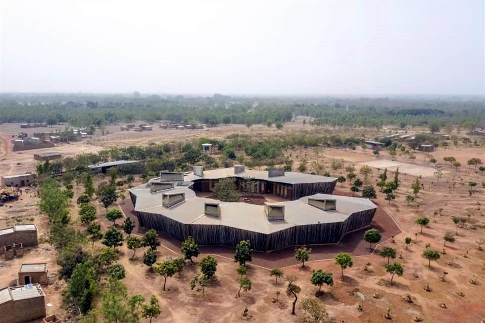 Se considera el primer gran proyecto de Diébédo Francis Kéré. Ubicada en su país de origen, Kéré no sólo realizó el proyecto, sino que ayudó a recaudar fondos para su construcción.