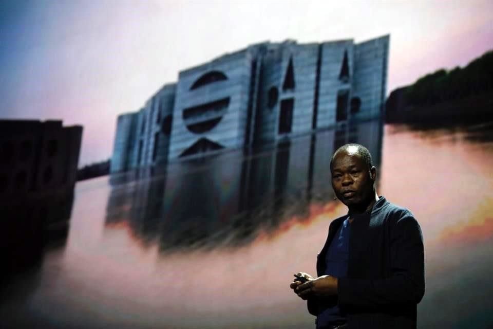 Nacido en Gando, Burkina Faso (10 de abril de 1965), Kéré fundó su práctica de arquitectura Kéré Architecture, en Berlín, Alemania, en el 2005.