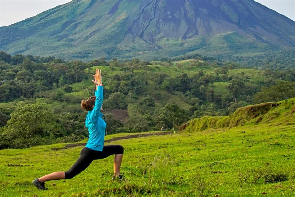 Practica yoga con vista al Volcán Arenal o en alguno de los resorts de lujo