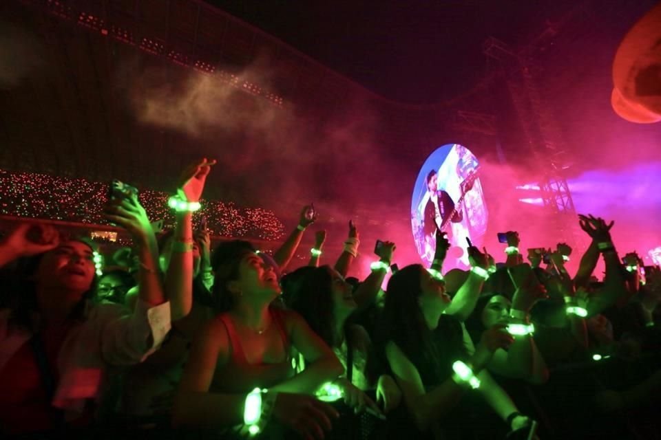 Las pulseras luminosas que dieron al público en la entrada, las famosas Xylobands, le dieron más brillo a este inolvidable concierto.