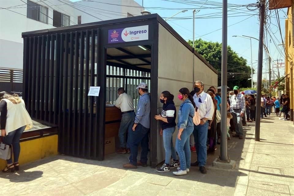 Vecinos de Mexicaltzingo hicieron fila desde la apertura de hoy para entrar a conocer el Puente de las Damas.