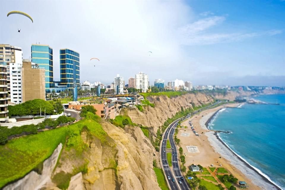 Adéntrate en los rincones de la capital peruana y descubre todos sus encantos, desde su arquitectura hasta su deliciosa gastronomía.