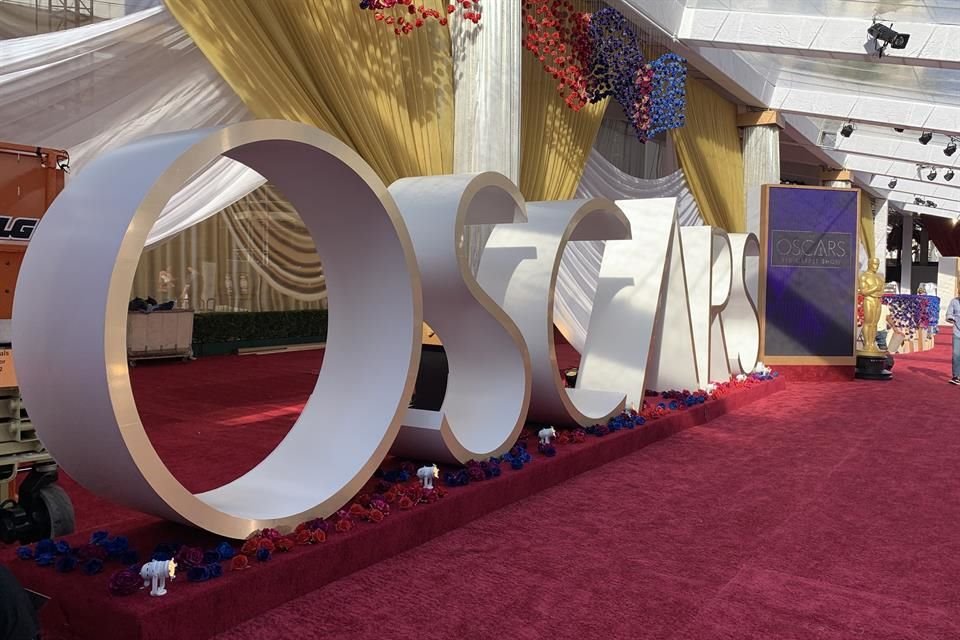 Este sábado colocaron los últimos detalles de la alfombra roja para la gala 94, que tendrá lugar esta noche en Los Ángeles.