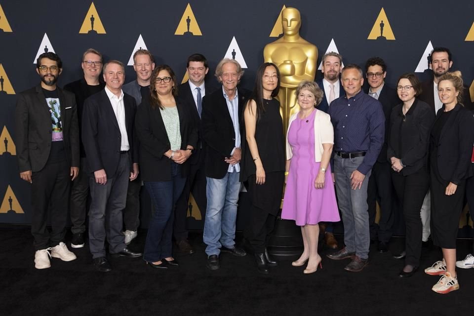 Los nominados al Óscar a la Mejor Película Animada, incluido el mexicano Carlos López Estrada (izq.), convivieron el sábado en Hollywood.