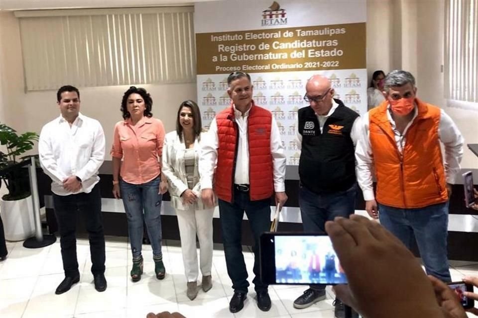 Arturo Diez (centro), ex Alcalde de Cd. Victoria con el PRI, fue registrado hoy por Movimiento Ciudadano como candidato a la Gubernatura de Tamaulipas.