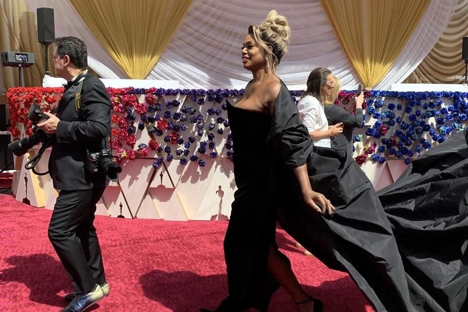 Laverne Cox recorrió la alfombra roja para tomarse fotos.