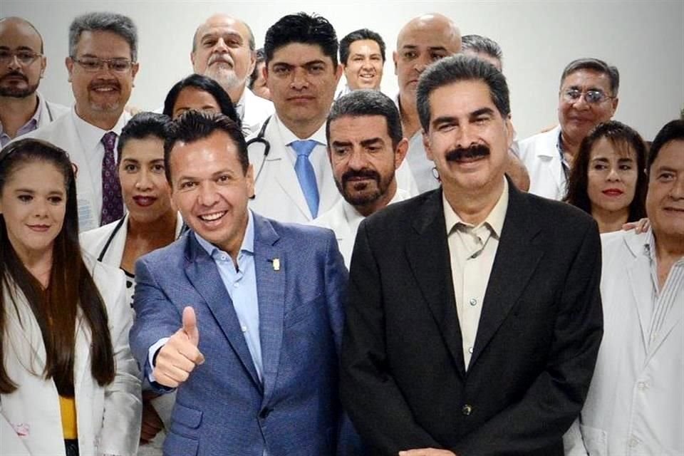 El Alcalde Pablo Lemus junto a Salvador García Uvence, quien se desempeñaba como coordinador intermunicipal de salud.