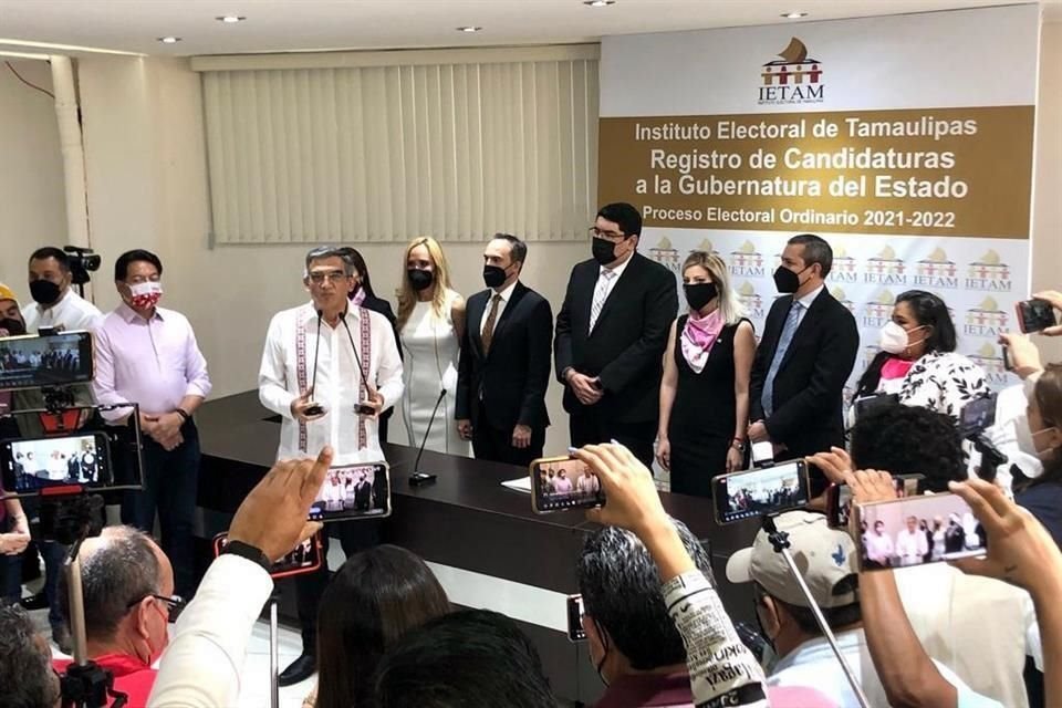 El Senador con licencia, Américo Villarreal, se registró hoy ante el Ietam como candidato de Morena a la Gobernatura.