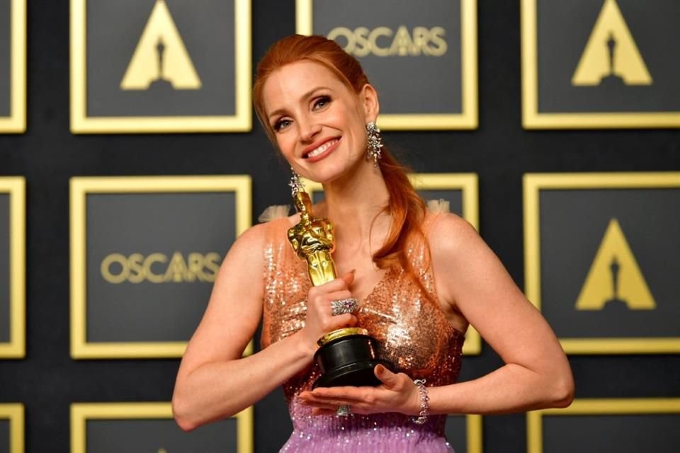 La actriz estadounidense Jessica Chastain posa con el premio a la Mejor Actriz por su actuación en 'Los Ojos de Tammy Faye'.