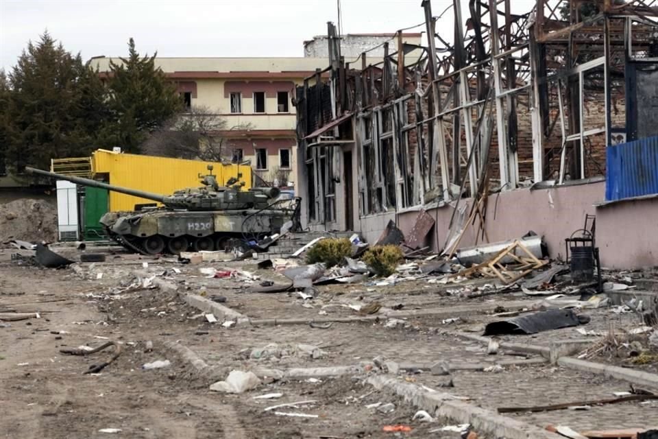 Vista de un edificio sañado junto a un tanque ruso en Trostsyanets, a unos 400 kilómetros al este de Kiev.