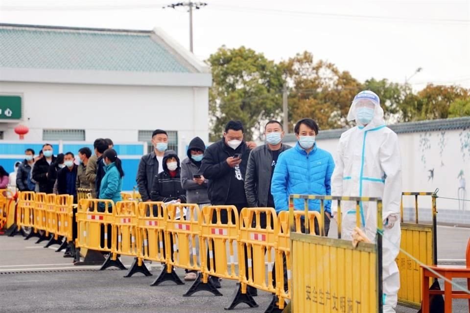 Personas hacen fila para pruebas de Covid-19, en el distrito de Fengxian, en Shanghái.