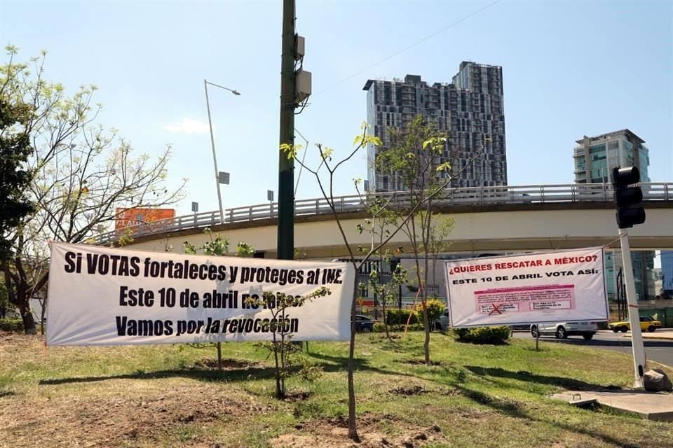 En Patria y Acueducto colocaron lonas invitando a participar, el 10 de abril, en la revocación de mandato.