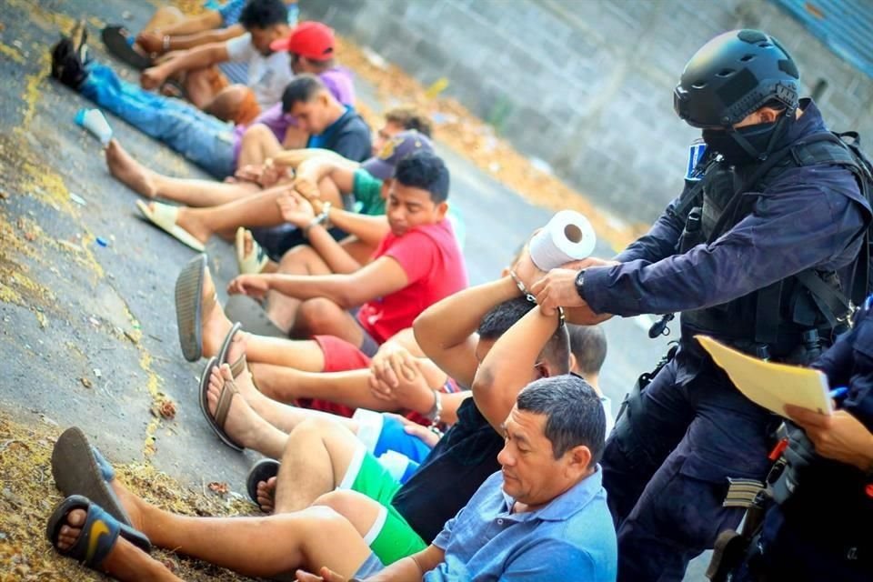 La Policía de El Salvador arresta a hombres presuntamente involucrados en tráfico de drogas y asesinatos.