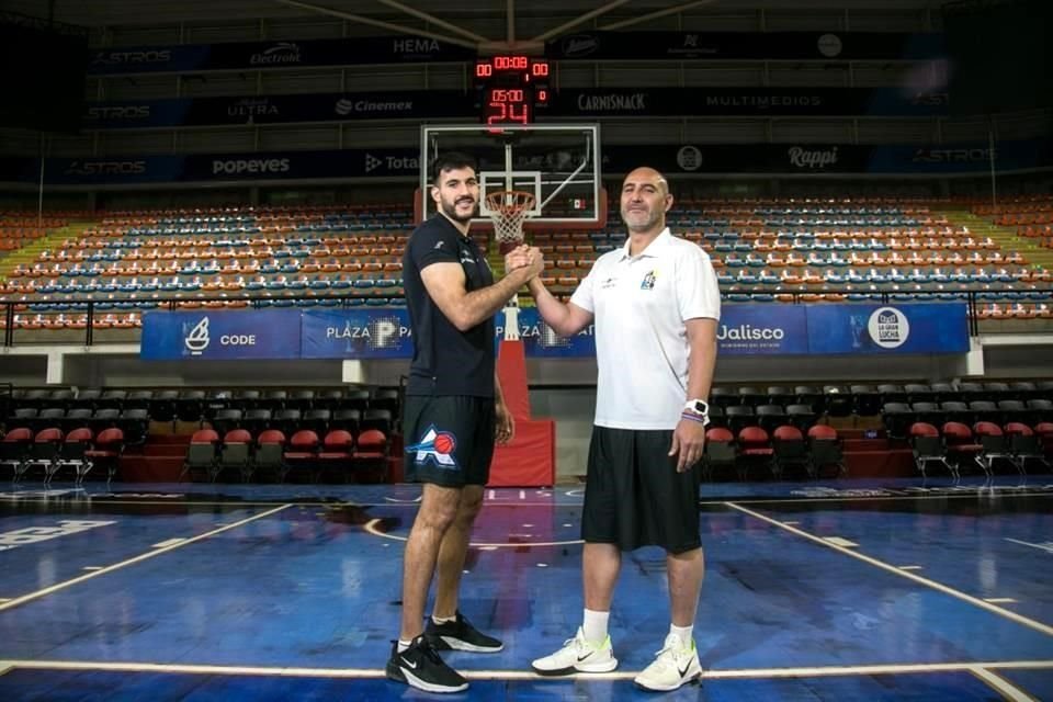 El ala de los Astros, Jonatan Machado, posa con el entrenador del equipo en el Cibacopa, el catalán Alex Formento.