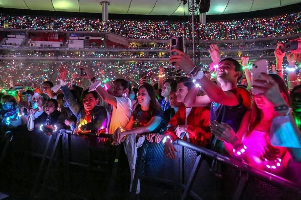 Pulseras de colores, celulares, sonrisas y emoción al máximo se vieron a lo largo de todo el show de Coldplay.