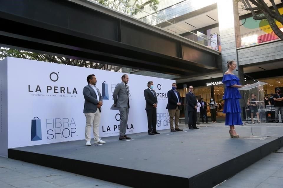 Funcionarios durante la inauguración de La Perla.