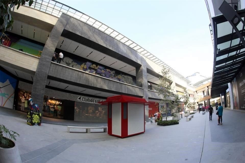 Inauguran centro comercial La Perla