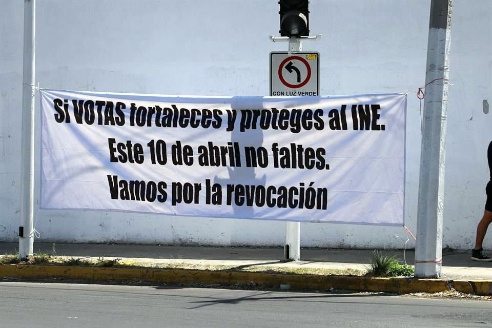 En Patria y Acueducto colocaron lonas en apoyo al ejercicio de revocación de mandato del Presidente López Obrador.