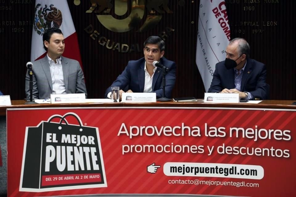 Raúl Uranga (centro), presidente de la Cámara de Comercio de Guadalajara.