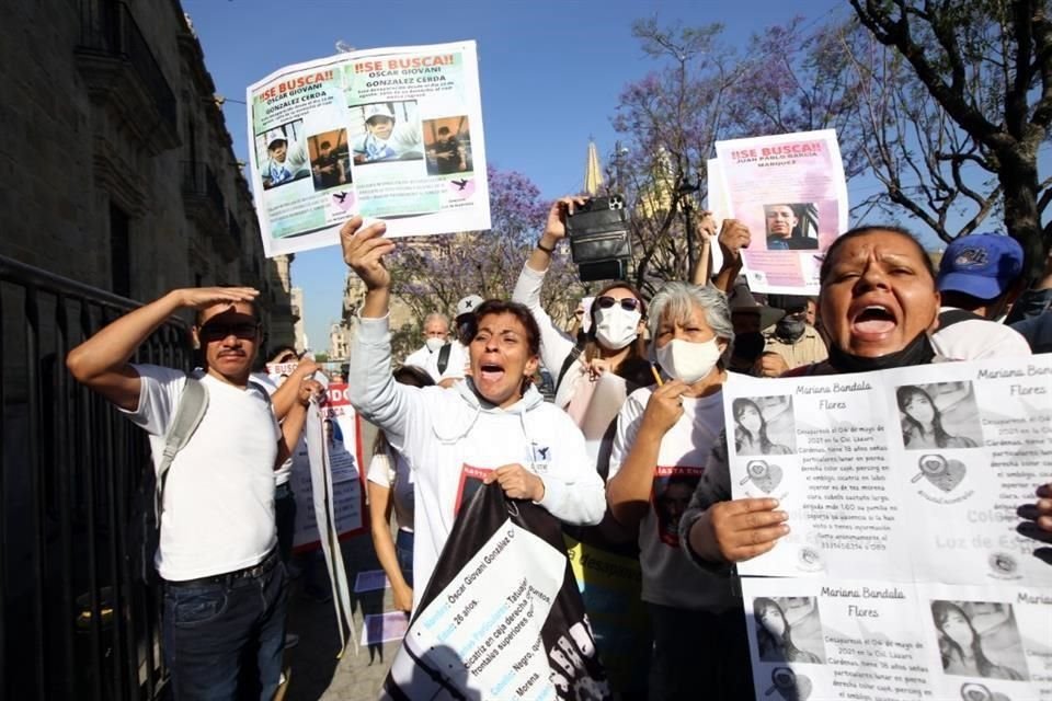 Colectivos y familiares de personas desaparecidas se manifiestan afuera de Palacio de Gobierno.