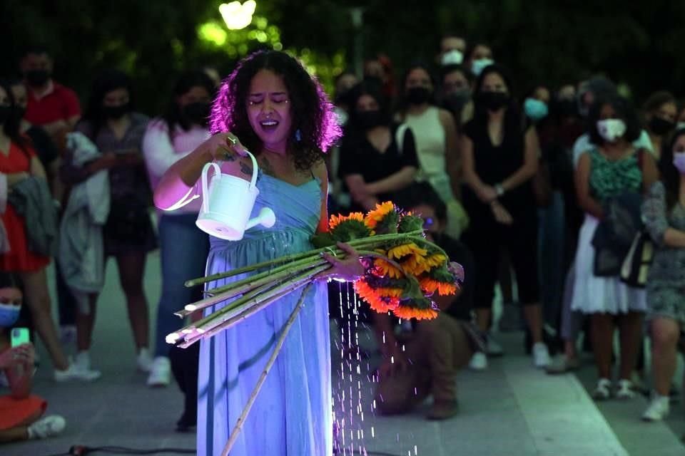 Lía García en su performance llamado 'Las divinas flores', en el Foro de Arte y Cultura.