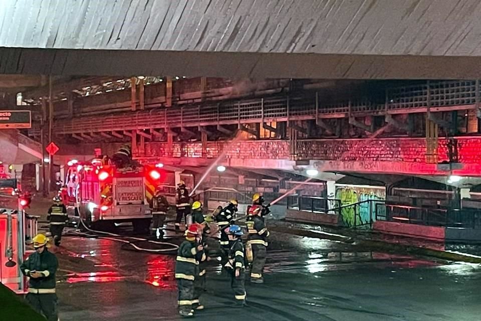 El incendio en el Mercado La Libertad fue atendido entre bomberos, paramédicos y policías.