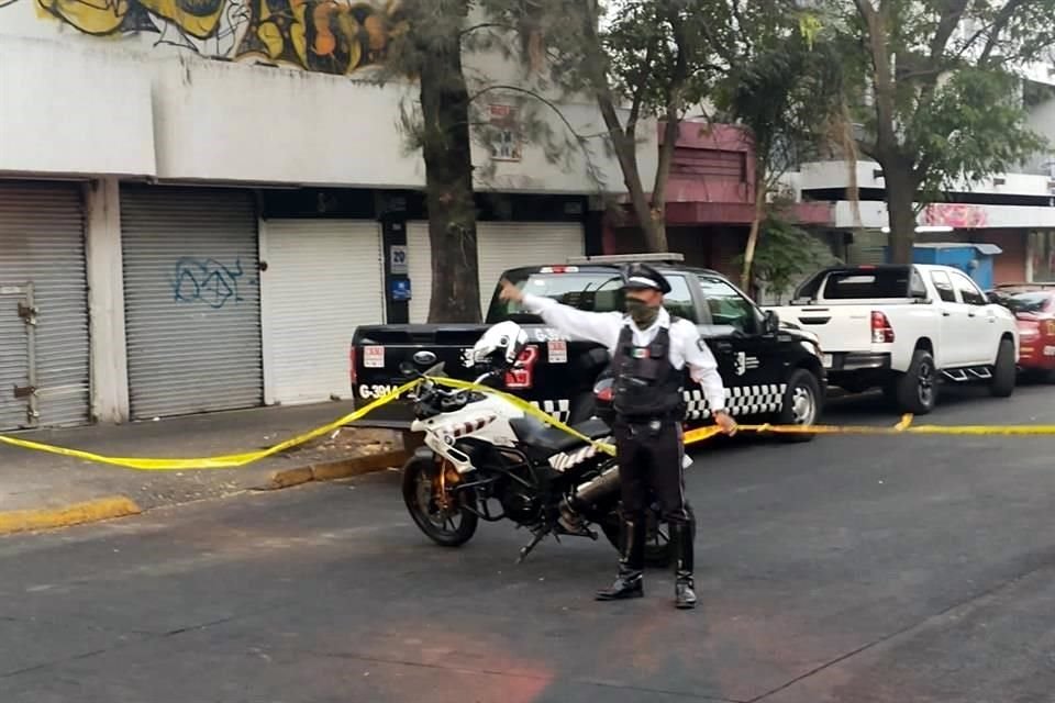 Mientras continúan las labores de enfriamiento tras el incendio del Mercado San Juan de Dios, la Policía Vial mantiene un operativo con cortes a la circulación y rutas alternas.