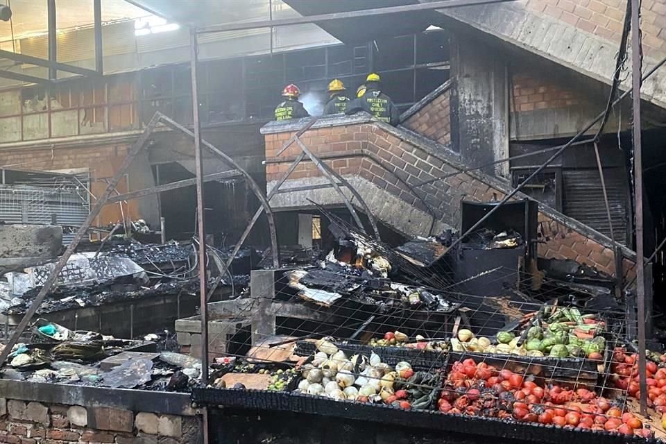 Bomberos continúan en labores dentro del Mercado San Juan de Dios.