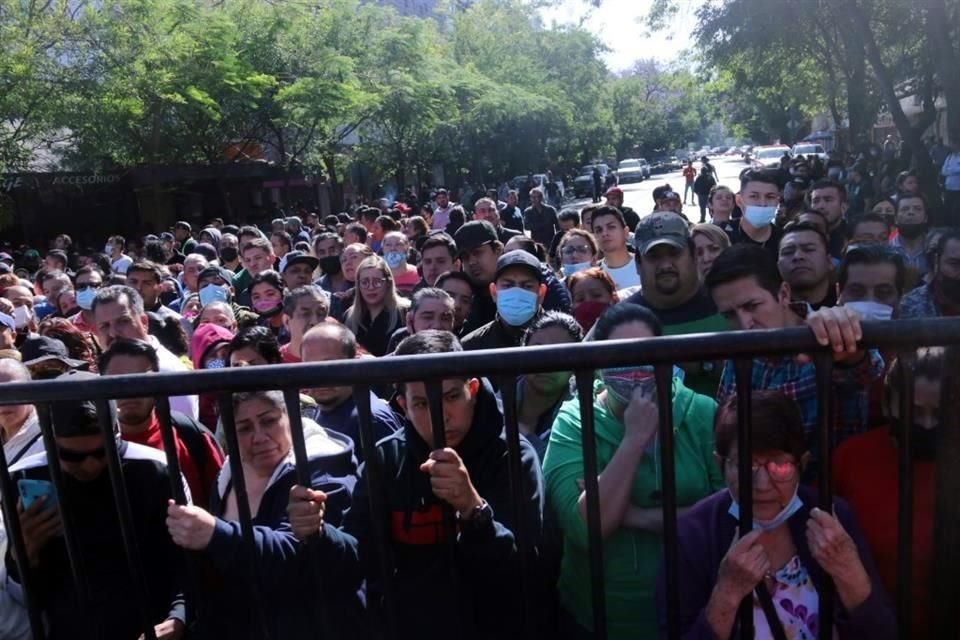 Locatarios esperan la indicación de las autoridades para ingresar al Mercado San Juan de Dios, tras el incendio.