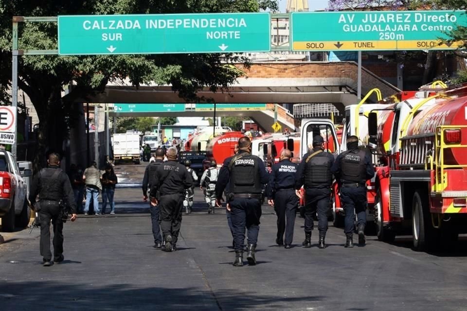 Policías municipales resguardan la zona del Mercado San Juan de Dios.