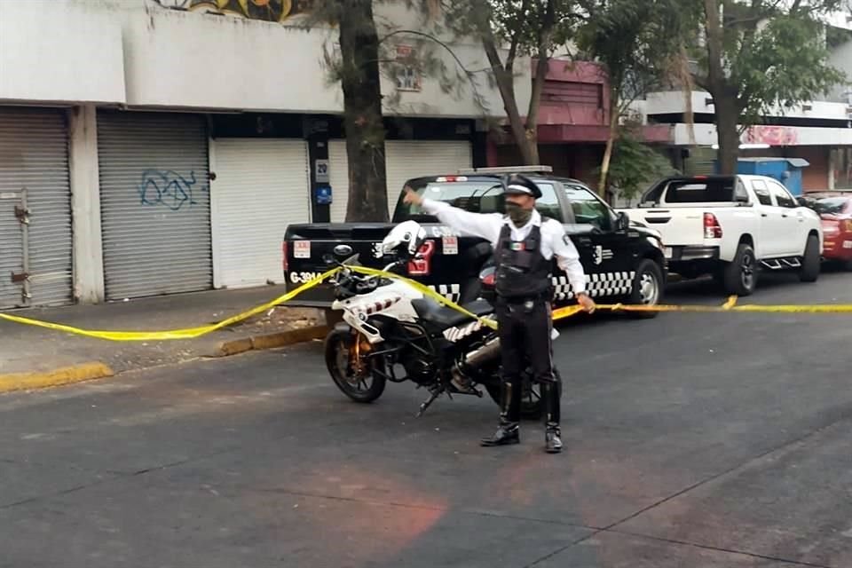 Las labores de bomberos y protección civil generaron cortes en la circulación de la zona aledaña.