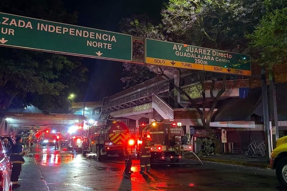 Las unidades de bomberos y protección civil lograron contener el fuego antes del amanecer.