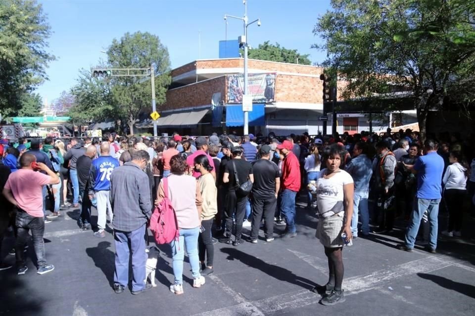 Los comerciantes pasaron horas afuera del tradicional mercado.