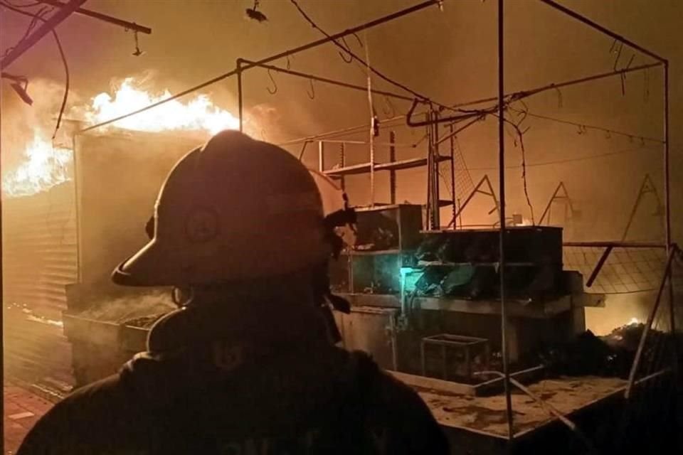 Incendio en el Mercado San Juan de Dios. El fuego inició en el área de comidas.