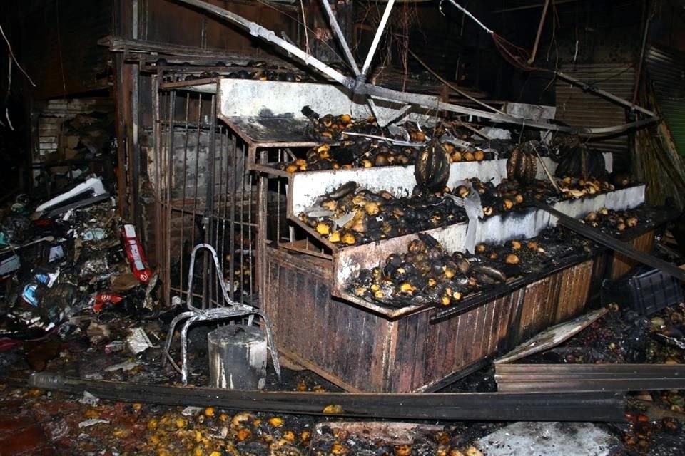 Afectaciones al interior del Mercado San Juan de Dios, tras el incendio.