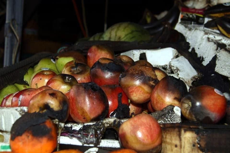 Afectaciones al interior del Mercado San Juan de Dios tras el incendio.