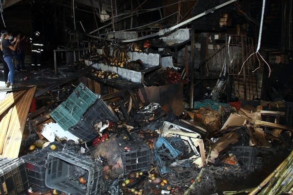 Afectaciones al interior del Mercado San Juan de Dios tras el incendio de hoy.