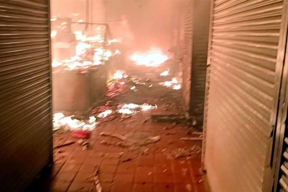 Un incendio al interior del Mercado San Juan de Dios fue reportado este jueves a las 2:00 horas.