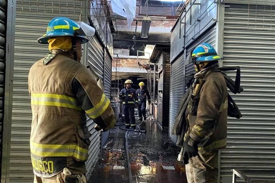 Elementos de Protección Civil de Guadalajara sofocan el incendio.