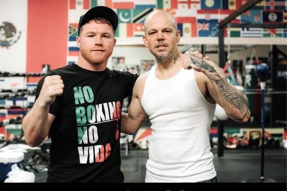 'Canelo' Álvarez y Residente durante entrenamiento en el gimnasio del boxeador.