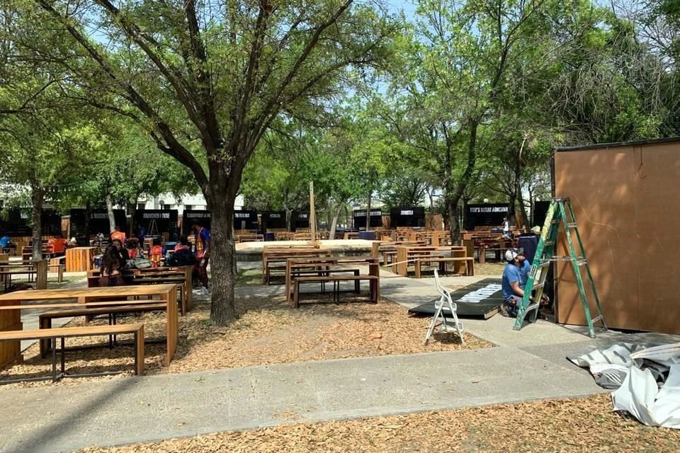 Este jueves, trabajadores prepararon las instalaciones en zonas de comidas y bebidas, así como de diversas activaciones.