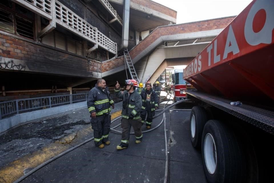 Bomberos trabajan al exterior del Mercado San Juan de Dios.