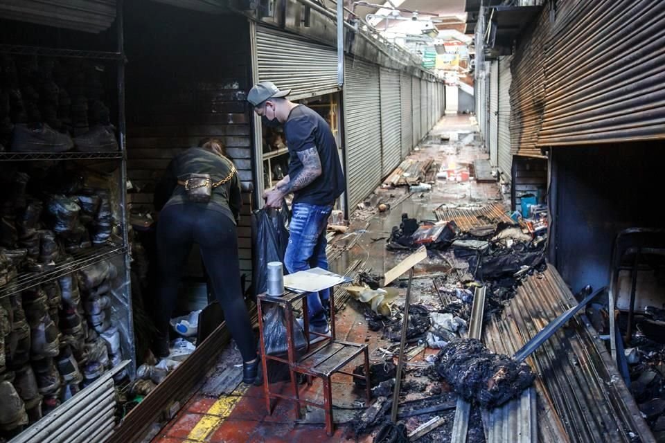 Locatarios del Mercado de San Juan de Dios recogen pertenencias.