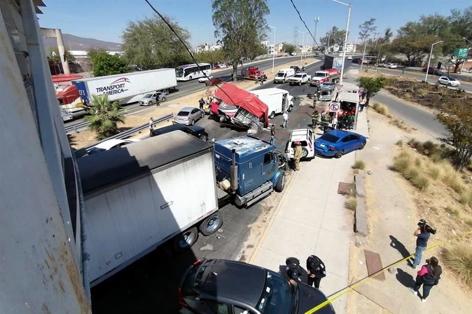 Tráiler que perdió los frenos e impactó a 14 vehículos en Periférico, frente al edificio administrativo de la Policía de Guadalajara.