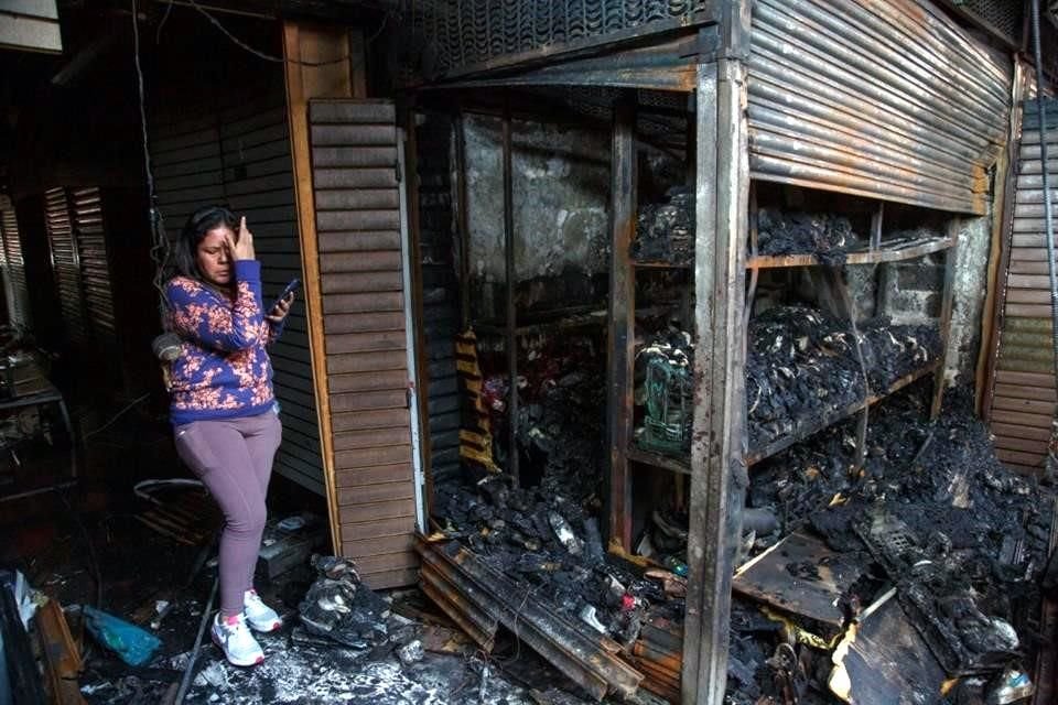 Una locataria se lamenta alobservar cómo quedó su negocio tras el incendio en San Juan de Dios.